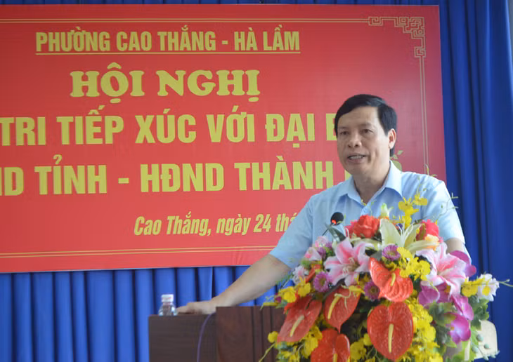 Đồng chí Nguyễn Đức Long, Chủ tịch UBND tỉnh giải đáp các vướng mắc của cử tri. 