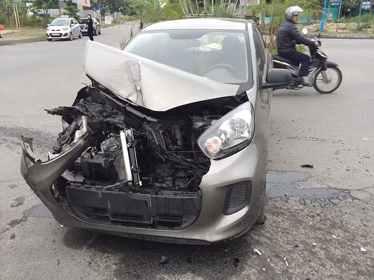 Kia Morning bị hư hỏng nặng phần đầu xe.