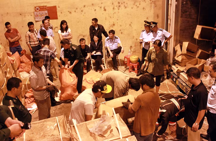 Cơ quan chức năng kiểm tra số ngà voi và vẩy tê tê.