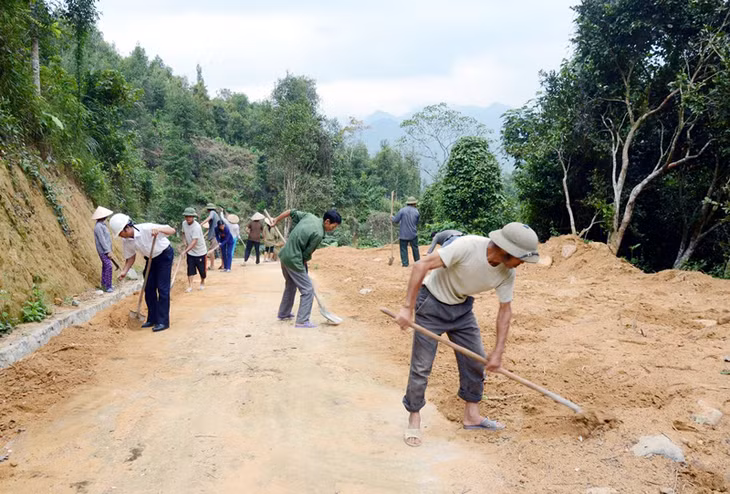 Nhân dân xã Đồng Tâm dọn vệ sinh môi trường, làm sạch cảnh quan khu vực diễn ra Lễ hội.