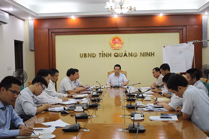 Phó Chủ tịch UBND tỉnh Nguyễn Văn Thành phát biểu chỉ đạo tại cuộc họp.
