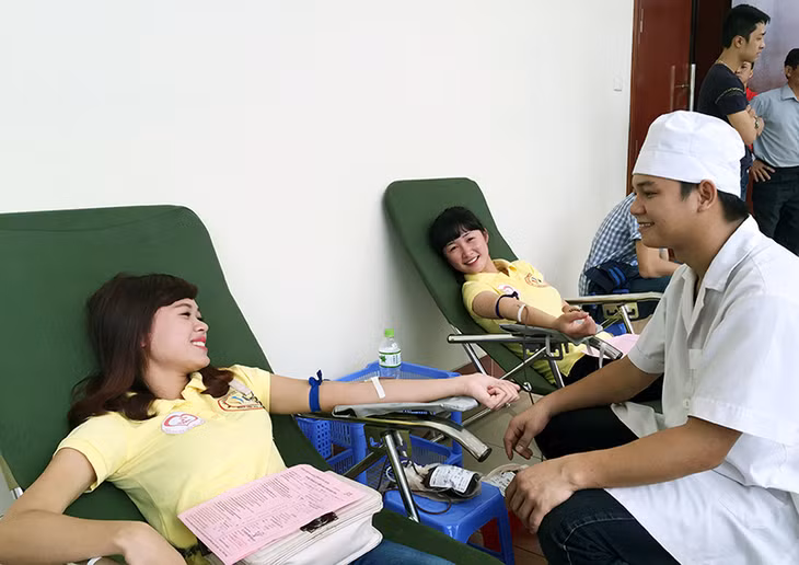 Sinh viên Đại học Hạ Long hiến máu tình nguyện bên lề hội nghị biểu dương những người hiến máu tiêu biểu năm 2015, diễn ra tại TP Hạ Long ngày 7/11/2015.