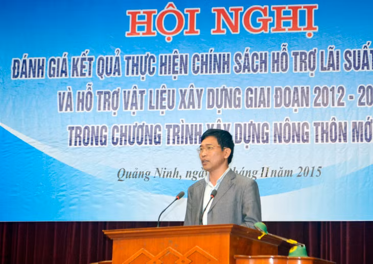 Đồng chí Nguyễn Tiến Dũng, Phó Chủ tịch UBND TP Móng Cái phát biểu tham luận tại hội nghị 