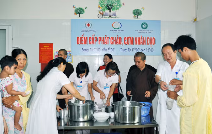 Lễ khai trương “Nồi cháo nhân đạo” tại Bệnh viện Sản - Nhi Quảng Ninh.