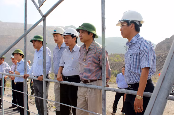Đồng chí Phó Chủ tịch Thường trực UBND tỉnh kiểm tra công tác khôi phục sản xuất tại Công ty than Mông Dương.
