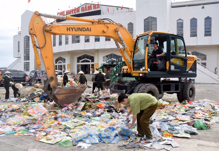 Lực lượng chức năng tiến hành tiêu hủy hàng giả, hàng kém chất lượng.