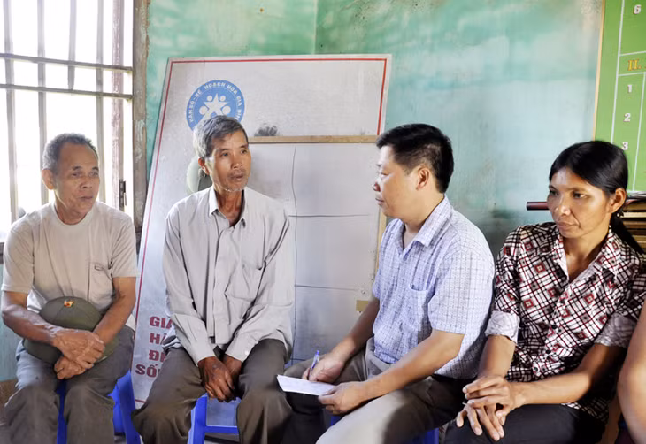 Ông Hoàng Xuân Tuân, Bí thư Đảng uỷ, Chủ tịch UBND xã Lục Hồn, huyện Bình Liêu (thứ hai, phải sang) trò chuyện với người dân tại thôn Bản Cáu.