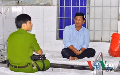 Ông Hùng làm việc cùng cơ quan chức năng tại bệnh viện.