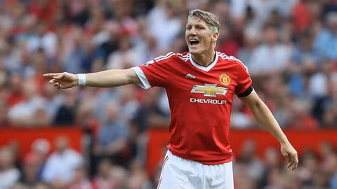 Schweinsteiger góp công vào bàn ấn định chiến thắng của M.U