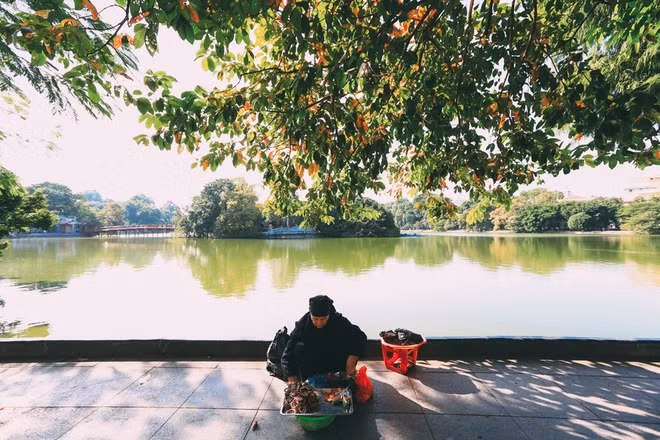 Hà Nội còn là bức tranh bình yên mà ở đó dù con người có đang mưu sinh vất vả, họ vẫn thấy hạnh phúc.