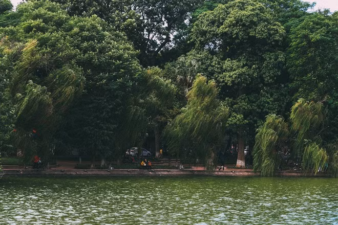 Cơn gió đầu mùa bên Hồ Gươm khiến không gian nơi đây không còn tấp nập như những ngày nắng ấm.