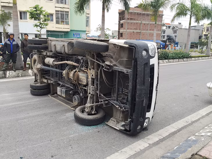 Ô tô tải bị lật ngửa giữa đường.