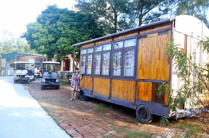 Homestay của gia đình chị Lưu Thị Quyên (thôn Nam, xã Đồng Tiến, huyện Cô Tô) có cả nhà gỗ di động phục vụ du khách.