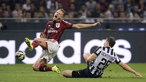 Milan (trái) thường sụp đổ nhanh chóng khi đối đầu các đội bóng lớn ở Serie A mùa này