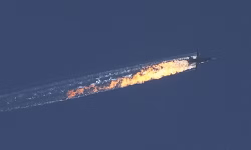 Su-24 Nga bị bắn cháy trên khu vực biên giới giữa Syria và Thổ Nhĩ Kỳ. Ảnh: Anadolu Agency