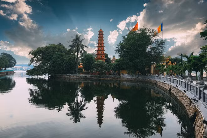 Hồ Tây bước vào đông, mặt nước phẳng lặng làm nổi bật hình ảnh chùa Trấn Quốc cổ kính.