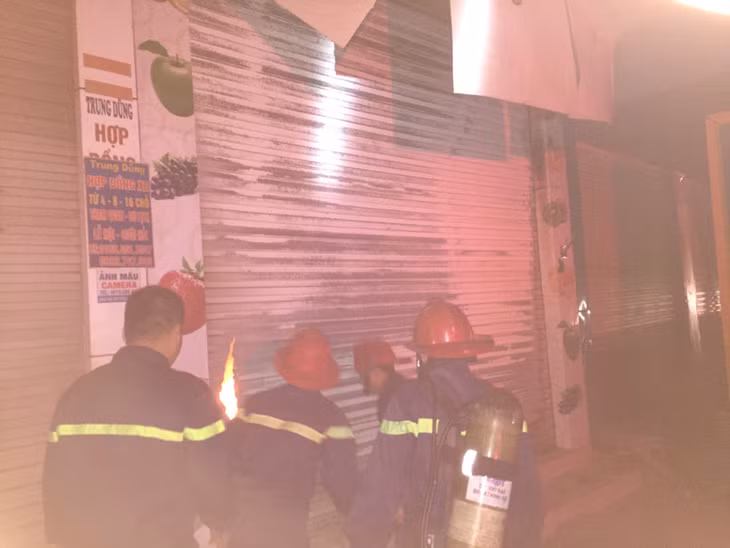 Lực lượng CC&CNCH phòng Cảnh sát PCCC số 2 phá rỡ cửa cuốn, triển khai phun nước chữa cháy.
