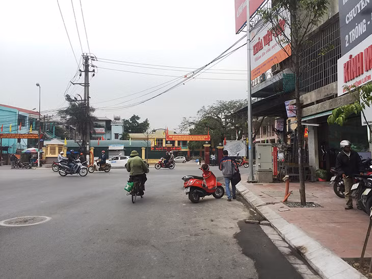 Phương tiện lưu thông hướng Kênh Liêm - Cao Thắng bị khuất tầm nhìn.