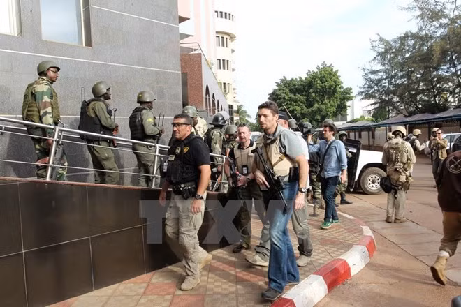 Đặc nhiệm Mali giải cứu con tin khỏi khách sạn Radisson (Nguồn: AFP/TTXVN)