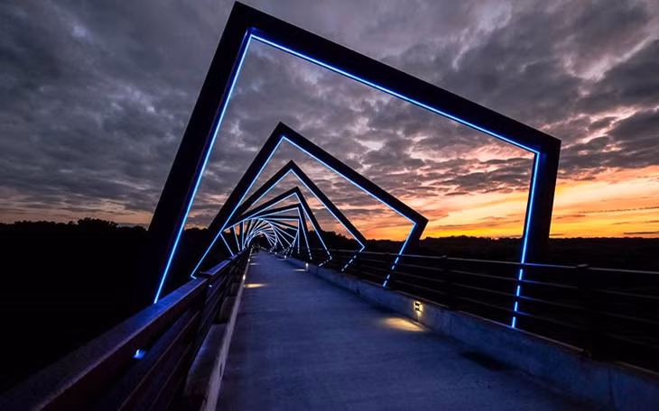  Cầu High Trestle Trail cao 40m, dài 770m, tại tiểu bang Iowa, Mỹ với kiến trúc lộng lẫy và độc đáo. (ảnh: Flickr).
