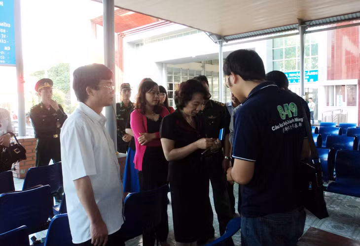 Đồng chí Vũ Thị Thu Thủy, Phó Chủ tịch UBND tỉnh kiểm tra việc đón khách của các doanh nghiệp lữ hành tại cửa khẩu Móng Cái