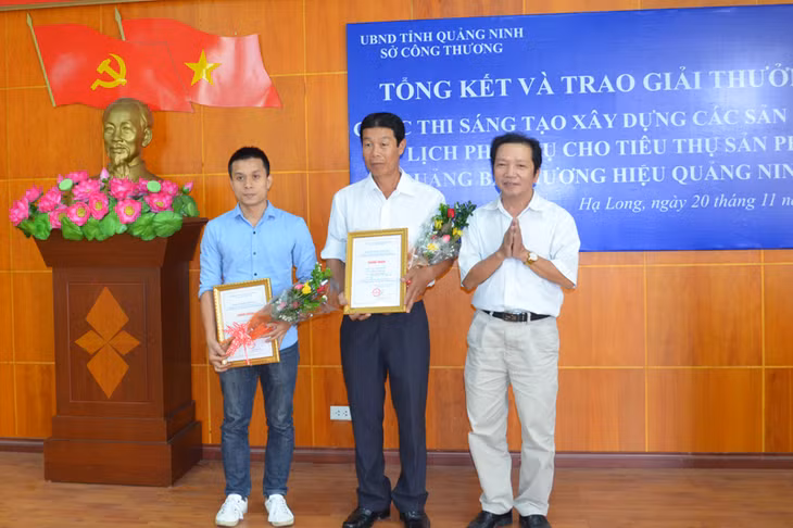 Ban tổ chức trao giải ba cho các tác giả đạt giải