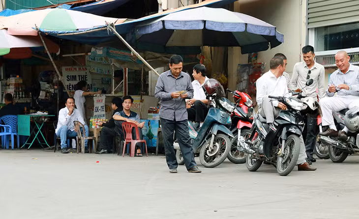 Nhiều cửa hàng, quầy kinh doanh bày bán thuốc lá sát cổng Bệnh viện Đa khoa tỉnh. (Ảnh chụp lúc 14 giờ ngày 24-11)