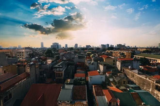 Những ngày này, khi mùa đông sắp về, phố sẽ đong đầy cho mọi người nhiều cảm xúc hơn, để sống chậm lại, lắng lòng mình giữa cuộc sống ồn ào phố thị. Một sáng mùa đông nơi mảnh đất này đủ cho người ta thấy Hà Nội đáng yêu vì sự yên bình, giản dị.