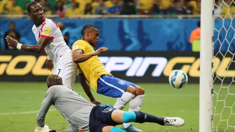 Douglas Costa ghi bàn mở tỷ số và in dấu giày trong 2 bàn thắng còn lại của Brazil
