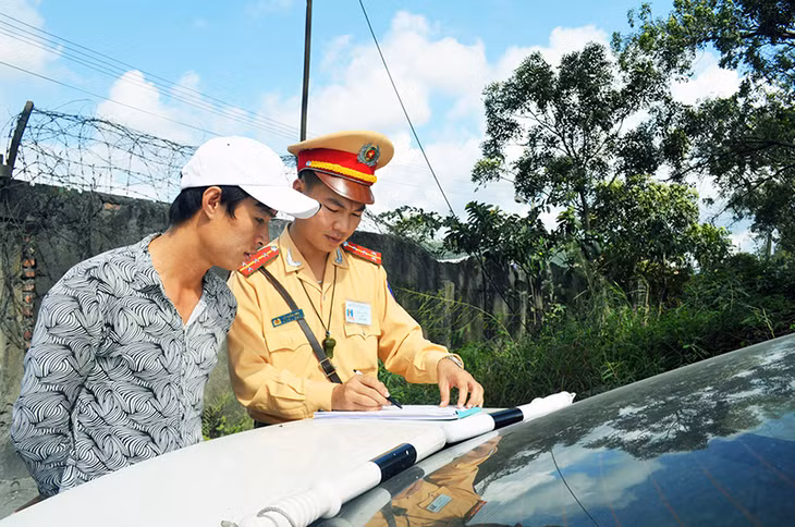 Công an TP Uông Bí xử lý chủ xe vi phạm quy định về quá khổ, quá tải.