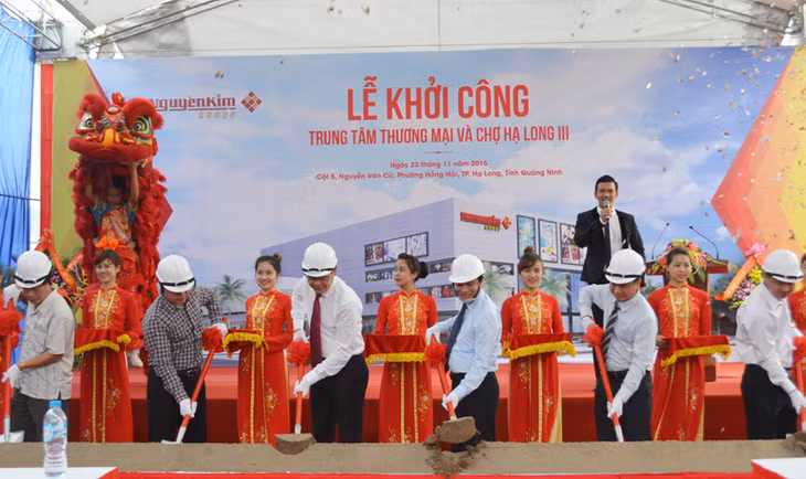 Sáng 23-11, tại TP Hạ Long, Công ty TNHH MTV Đầu tư phát triển Nguyễn Kim Quảng Ninh (thuộc Tập đoàn Nguyễn Kim) đã tổ chức lễ khởi công Dự án Trung tâm thương mại và chợ Hạ Long III. Tổng mức đầu tư của dự án là trên 310 tỷ đồng.