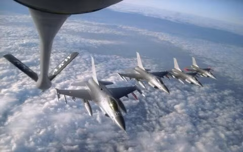  Một phi đội máy bay Mỹ tiến hành không kích IS ở Syria. Ảnh AP.