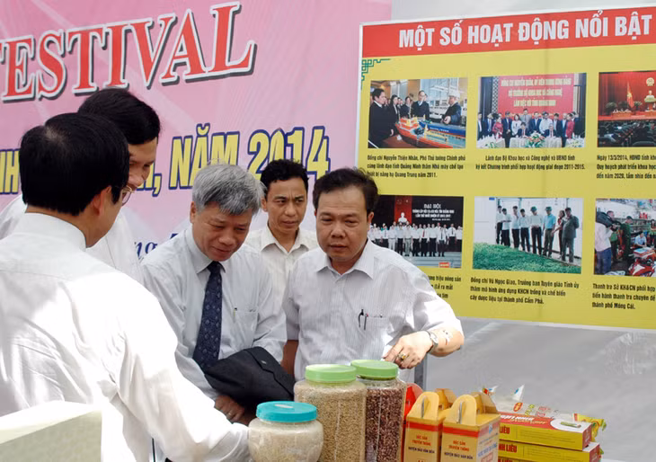 Cốm Hồng Hương Yên Tử được trưng bày tại Triển lãm Tuần KHCN-2014 của tỉnh.