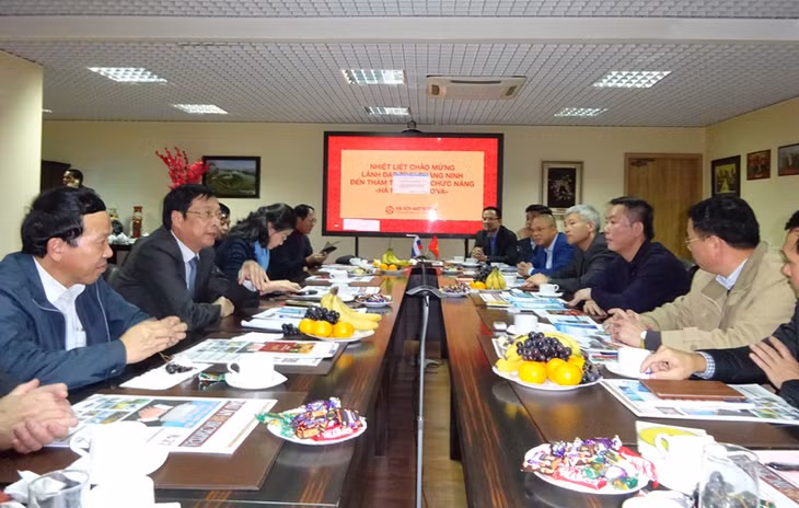 Đồng chí Nguyễn Văn Đọc, Bí thư Tỉnh ủy, Chủ tịch HĐND tỉnh chủ trì buổi làm việc vói Hiệp hội doanh nghiệp Việt Nam tại Liên bang Nga.