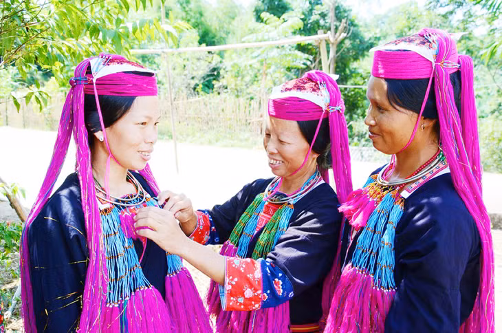 Các cô gái dân tộc Dao thì chuẩn bị trang phục, tập luyện các trò chơi dân gian để giới thiệu với du khách.