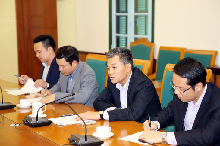 đồng chí Đôn Tuấn Phong, Phó Chủ tịch kiêm Tổng Thư ký Liên hiệp các tổ chức hữu nghị Việt Nam (thứ 2 từ phải sang) trình bày ý tưởng xây dựng Trung tâm giao lưu Văn hóa và Hợp tác Quốc.