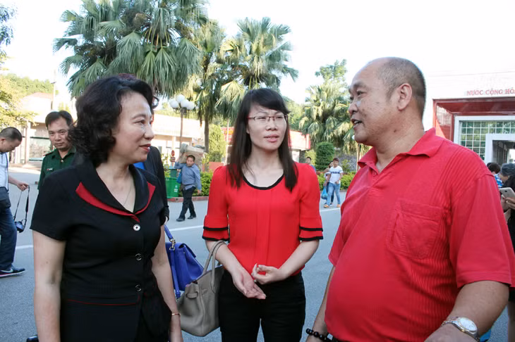 Đồng chí Vũ Thị Thu Thủy, Phó Chủ tịch UBND tỉnh trao đổi với khách du lịch Trung Quốc