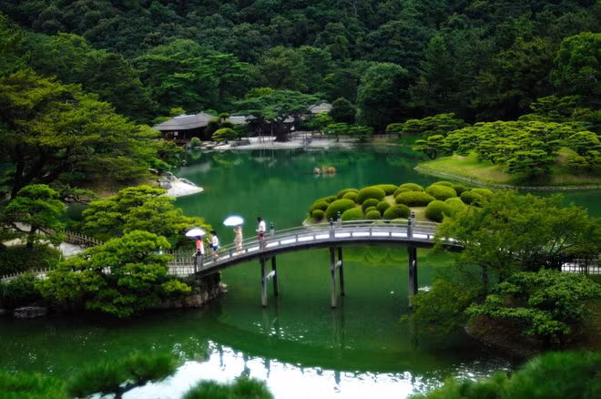 Đảo Shikoku, Nhật Bản Đây là một trong bốn hòn đảo lớn và ít được khám phá nhất Nhật Bản. Đến đây, du khách sẽ được tham quan các lâu đài cổ, chinh phục cung đường ngoạn mục quanh triền núi, lượn lờ trên dòng sông bằng bè, thuyền kayak hay thưởng thức món mì udon trứ danh, loại quýt sành mọng nước. Ngoài ra, du khách có thể cùng dân bản địa hành hương, viếng thăm 88 ngôi chùa xung quanh hòn đảo.