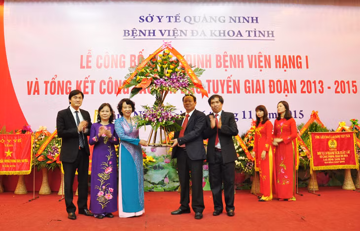 Đồng chí Vũ Thị Thu Thủy, Phó Chủ tịch UBND tỉnh tặng hoa chúc mừng Bệnh viện Đa khoa Quảng Ninh.