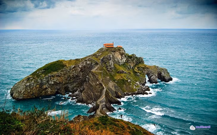  Cây cầu này nối giữa phần đất liền của Tây Ban Nha với hòn đảo nhỏ Gaztelugatxe trên bờ biển Biscay. (ảnh: Flickr).
