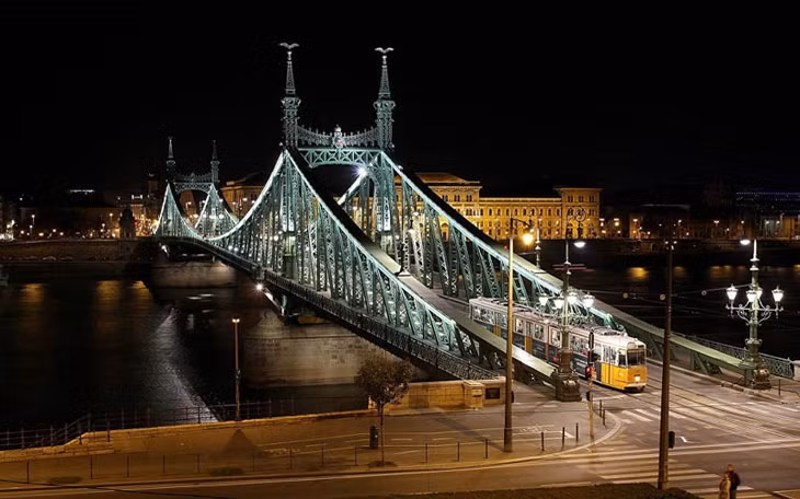  Cầu Tự do dài 333,6m bắc qua sông Danube ở Budapest, Hungary. (ảnh: Flickr).