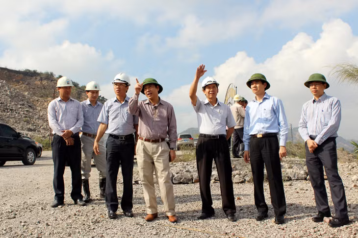 DDppngf chí Đặng Huy Hậu, Phó Chủ tịch Thường trực UBND tỉnh kiểm tra tại kè 98 và khu vực Bãi thãi Đông Cao Sơn