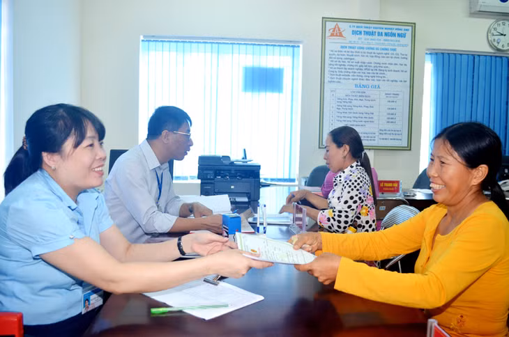 Bộ phận Tư pháp - hộ tịch tiếp công dân và trả kết quả tại Trung tâm Hành chính công TP Uông Bí. Ảnh: Thanh Hoa