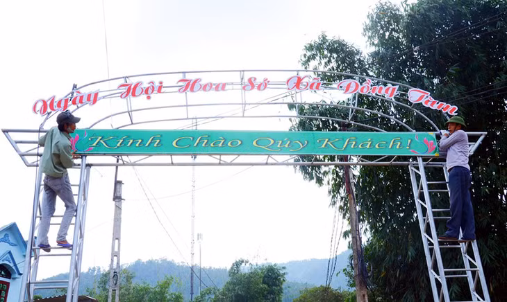 Cổng chào vào khu vực Lễ hội đang được gấp rút xây dựng.