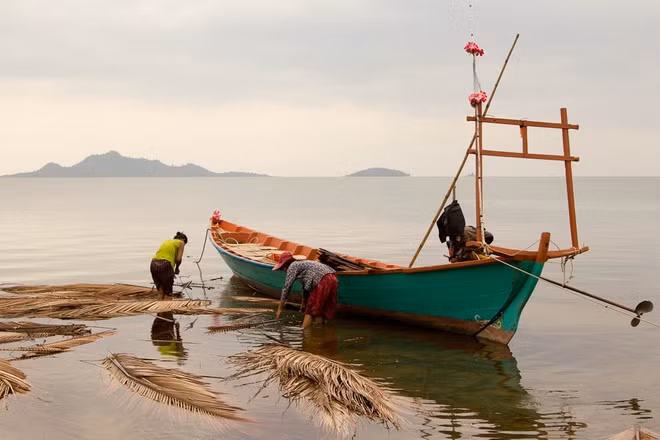 Thành phố Kep, Campuchia Là thị trấn ven biển bình yên nhất ở Đông Nam Á. Đến đây, du khách sẽ được ngắm khung cảnh hoàng hôn tuyệt đẹp ở ngay trên phố cổ, thong thả dạo quanh ngôi chợ cua nổi tiếng và thưởng thức các món ăn được chế biến từ cua ngay tại chợ.