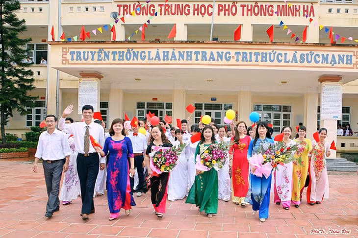 Các thầy, cô giáo Trường THPT Minh Hà trong ngày khai giảng năm học mới 2015-2016.