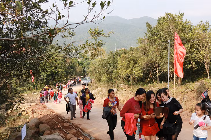 Du khách khắp nơi đổ về dự hội.