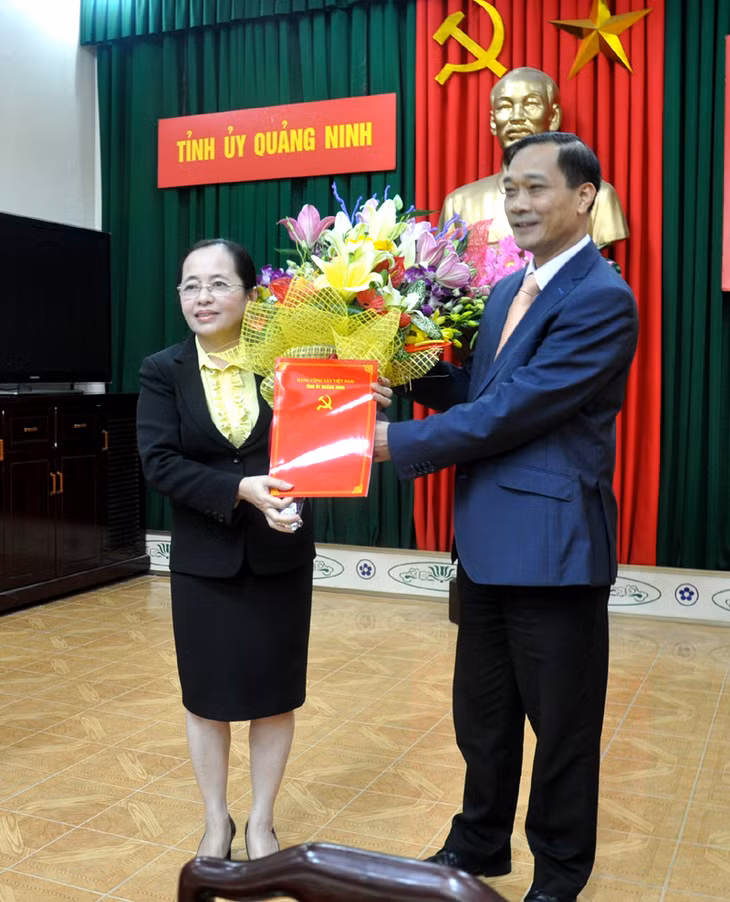 Đồng chí Vũ Hồng Thanh, Phó Bí thư Tỉnh ủy trao quyết định nghỉ hưu cho đồng chí Nguyễn Thị Huân