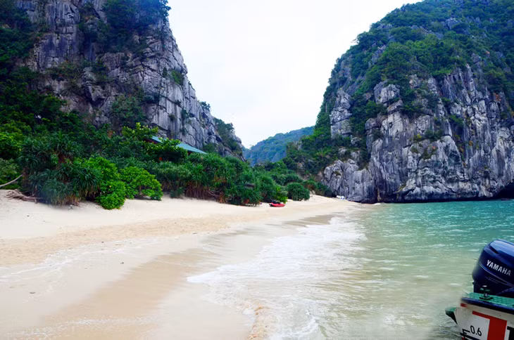 Bãi cát trắng tự nhiên trên đảo.