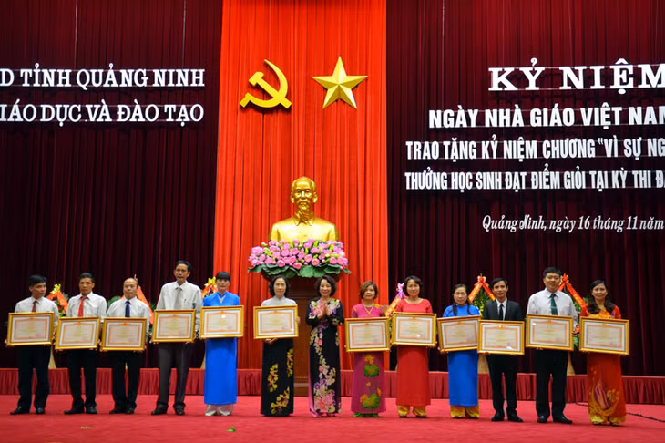 Đồng chí Vũ Thị Thu Thuỷ, Phó Chủ tịch UBND tỉnh, trao Bằng khen của Thủ tướng Chính phủ tặng các nhà giáo trong tỉnh có thành tích xuất sắc năm học 2014-2015.